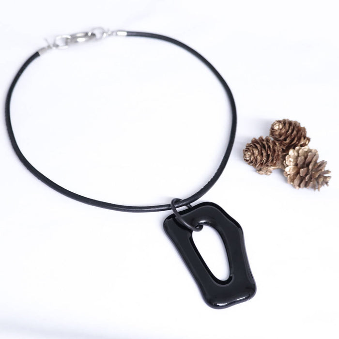 Collier géométrique noir/choker /pendentif imposant sur cordon cuir noir