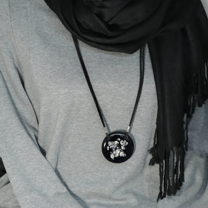 Pendentif rond/ motif rocailles bleu nuit/noir/longueur ajustable sur cordon /ensemble contemporain par mila