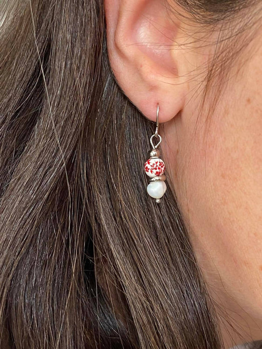 Boucles d'oreilles pendantes et délicates avec perle d'eau douce, bille de céramique avec fleurs rouges et acier inoxydable