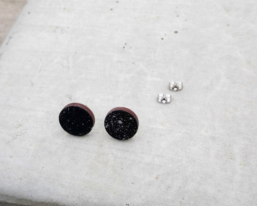 Boucles d'oreilles noir et argent en bois du québec (merisier) et acier inoxydable, art abstrait éclaboussures