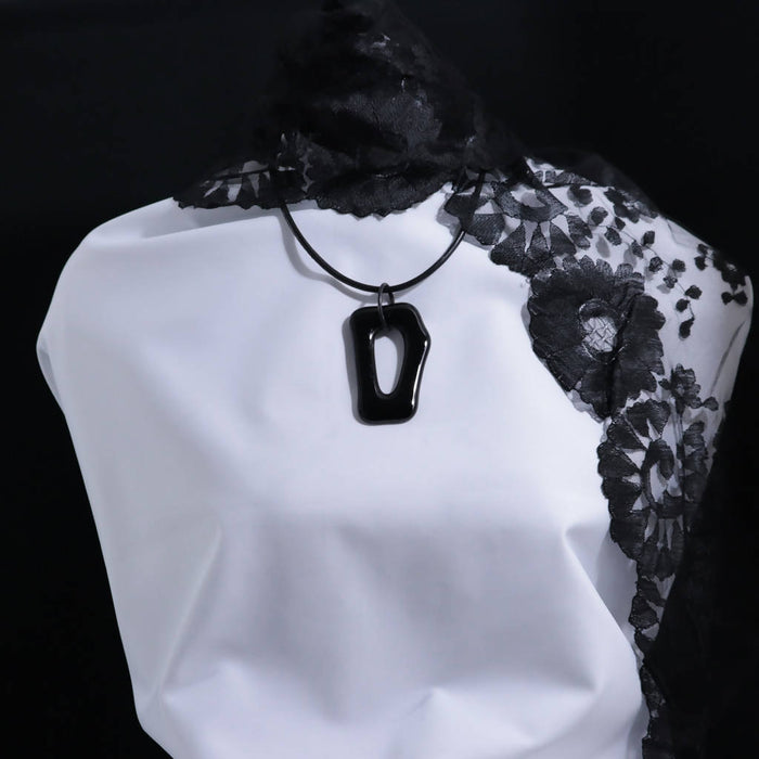 Collier géométrique noir/choker /pendentif imposant sur cordon cuir noir