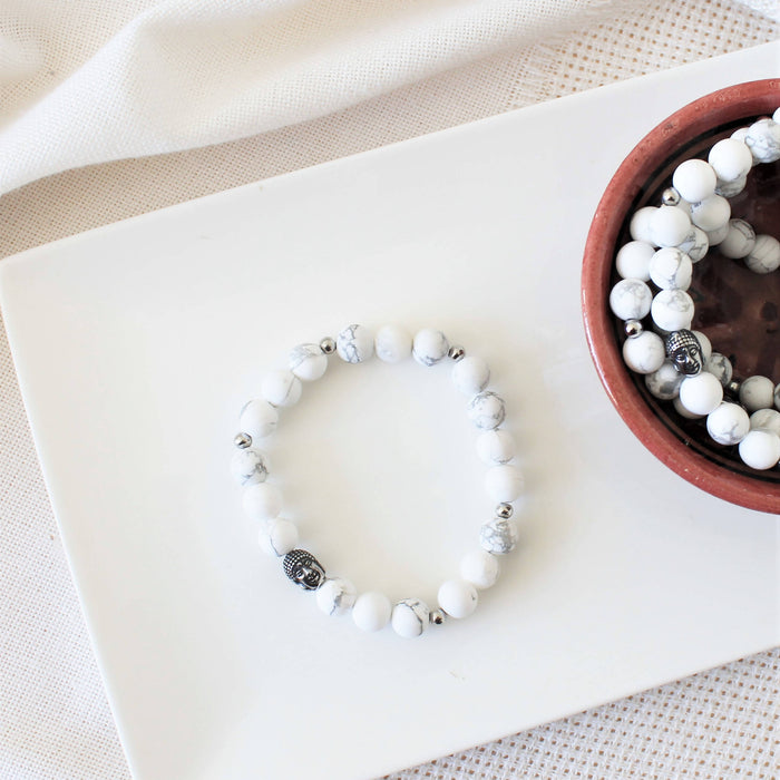 Marbre - bracelet en pierres semi-précieuses pour femmes et hommes: howlite mat et breloque bouddha en acier inoxydable