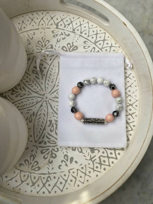 Bracelet d'howlite et de perles en bois rose