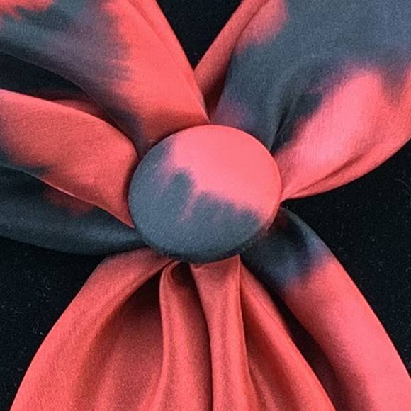Ensemble carré de soie et clip noir fleuri rouge