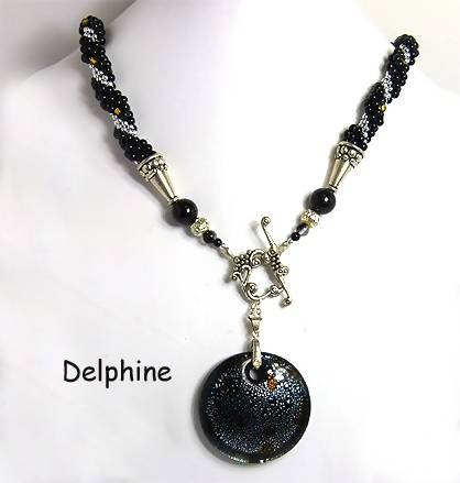 Collier de perles delphine