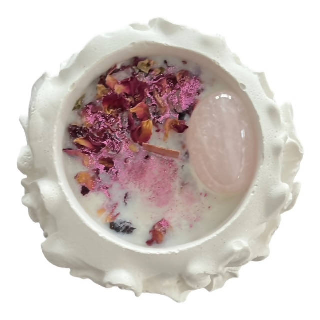 Bougie d'intention avec quartz rose et pétales de fleur