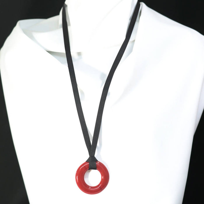 Nouveauté/long pendentif rond rouge/sur ruban noir et/ou cordon suédine ajustable