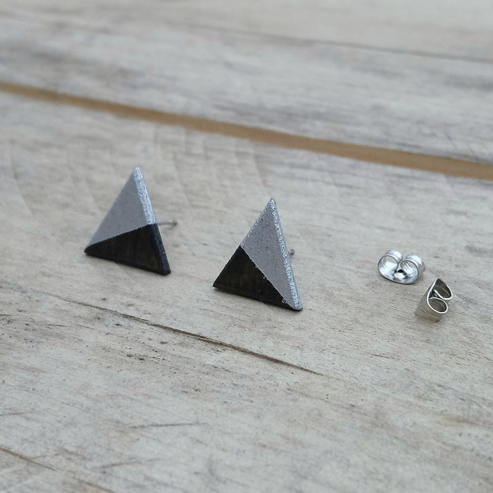 Boucles d'oreilles en bois du québec (merisier) et acier inoxydable- triangles noir et argent